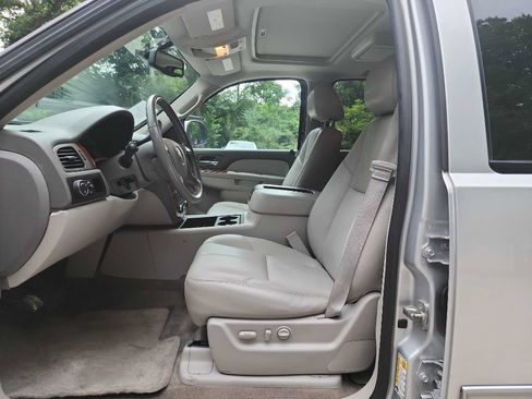 Used 2014 Chevrolet Suburban LT w/ Luxury Package RWD image 17