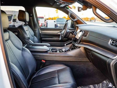 Certified 2024 Jeep Wagoneer Series II w/ Flexible Seating Group image 27