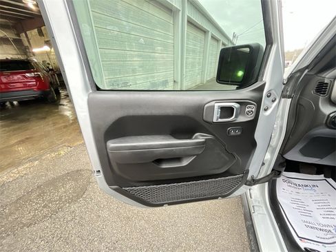 Used 2022 Jeep Gladiator Willys image 13