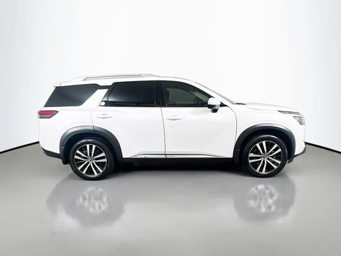 Used 2025 Nissan Pathfinder Platinum FWD image 4