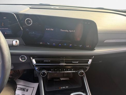 Used 2025 Chevrolet Traverse LT image 22