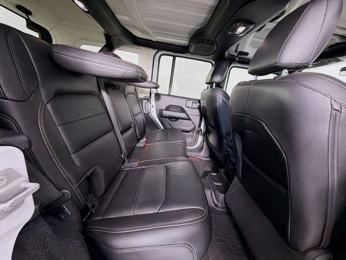 Used 2018 Jeep Wrangler Unlimited Sahara AWD/4WD image 28