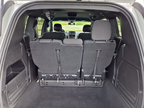 Used 2019 Dodge Grand Caravan SE FWD image 12