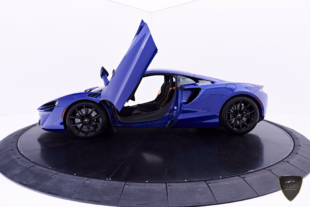 Used 2025 McLaren Artura RWD image 23
