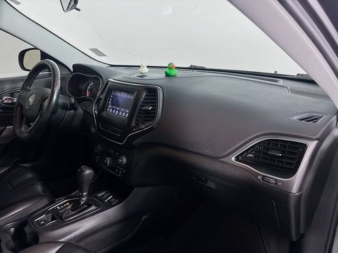 Used 2019 Jeep Cherokee Latitude Plus FWD image 27