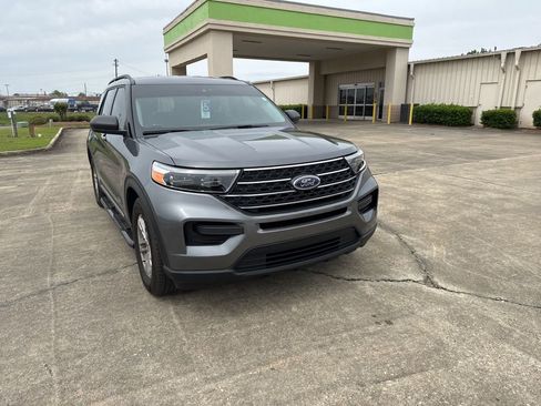 Used 2022 Ford Explorer XLT image 2