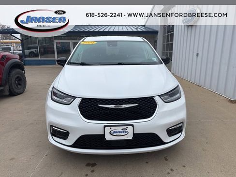 Used 2024 Chrysler Pacifica Touring-L image 2