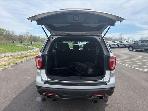 Used 2018 Ford Explorer XLT AWD/4WD image 11