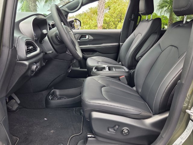 New 2027 Chrysler Pacifica Select FWD image 11