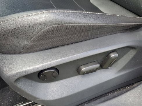 Used 2020 Volkswagen Tiguan SE image 17