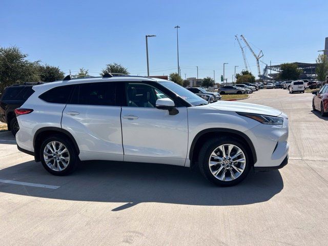 Used 2023 Toyota Highlander Limited AWD/4WD image 2