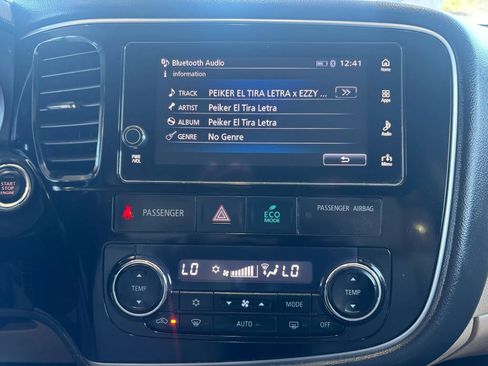 Used 2017 Mitsubishi Outlander SE image 16