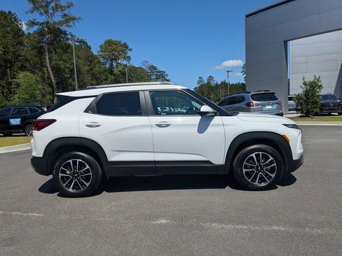 Used 2025 Chevrolet TrailBlazer LT AWD/4WD image 3
