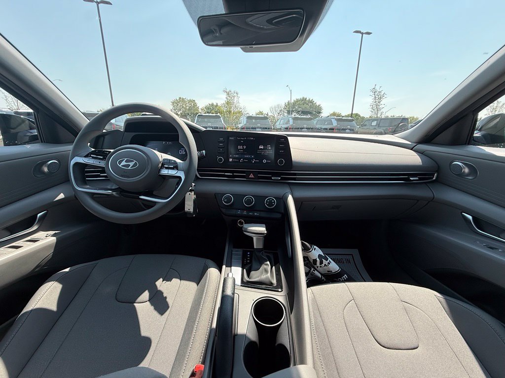 Used 2024 Hyundai Elantra SE FWD image 27