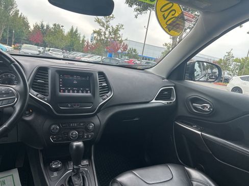 Used 2020 Jeep Cherokee Latitude Plus w/ Cold Weather Group AWD/4WD image 19