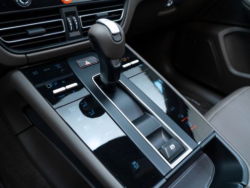 Used 2025 Porsche Macan image 26