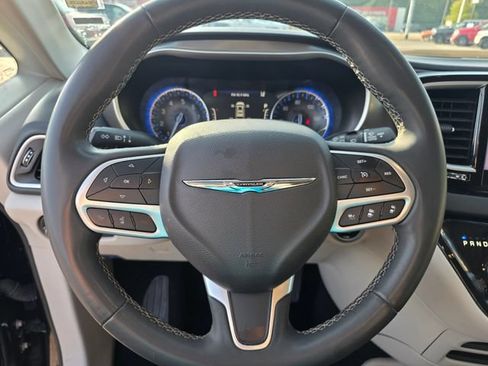 Used 2023 Chrysler Pacifica Touring-L FWD image 27