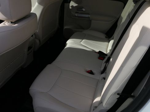 Used 2023 Mercedes-Benz EQB 300 4MATIC image 30