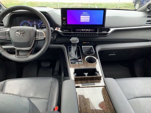 Used 2025 Toyota Sienna Platinum image 16