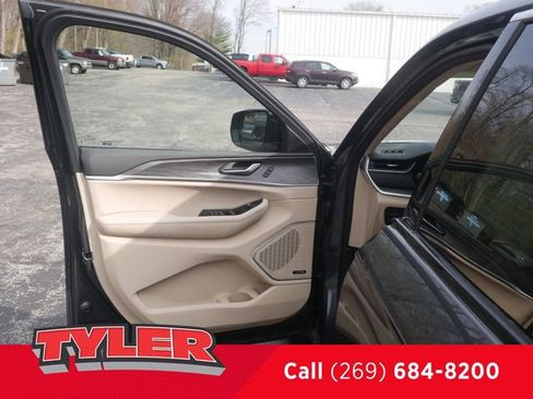 Certified 2022 Jeep Grand Cherokee Limited w/ Luxury Tech Group II AWD/4WD image 20