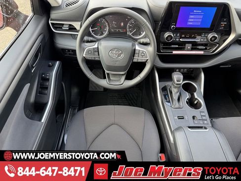 Used 2024 Toyota Highlander LE image 14