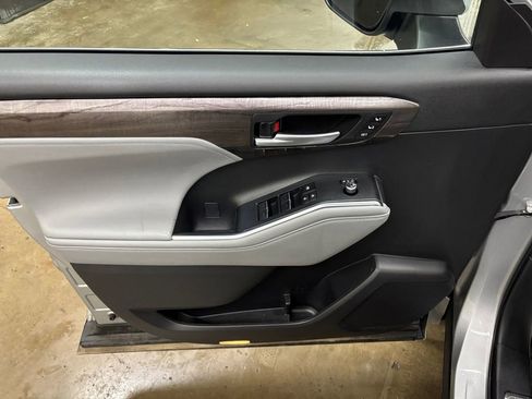Used 2023 Toyota Highlander Platinum image 11