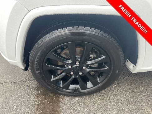 Used 2018 Jeep Grand Cherokee Altitude image 10