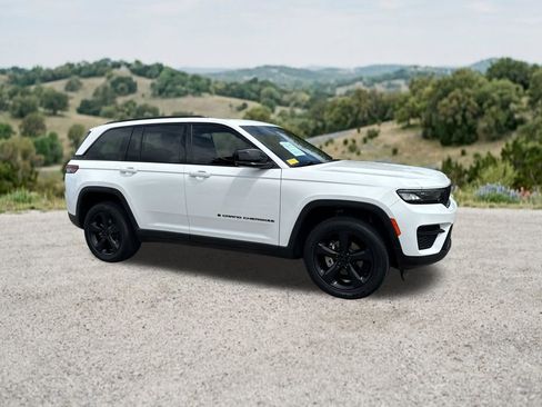 Used 2023 Jeep Grand Cherokee Altitude RWD image 13