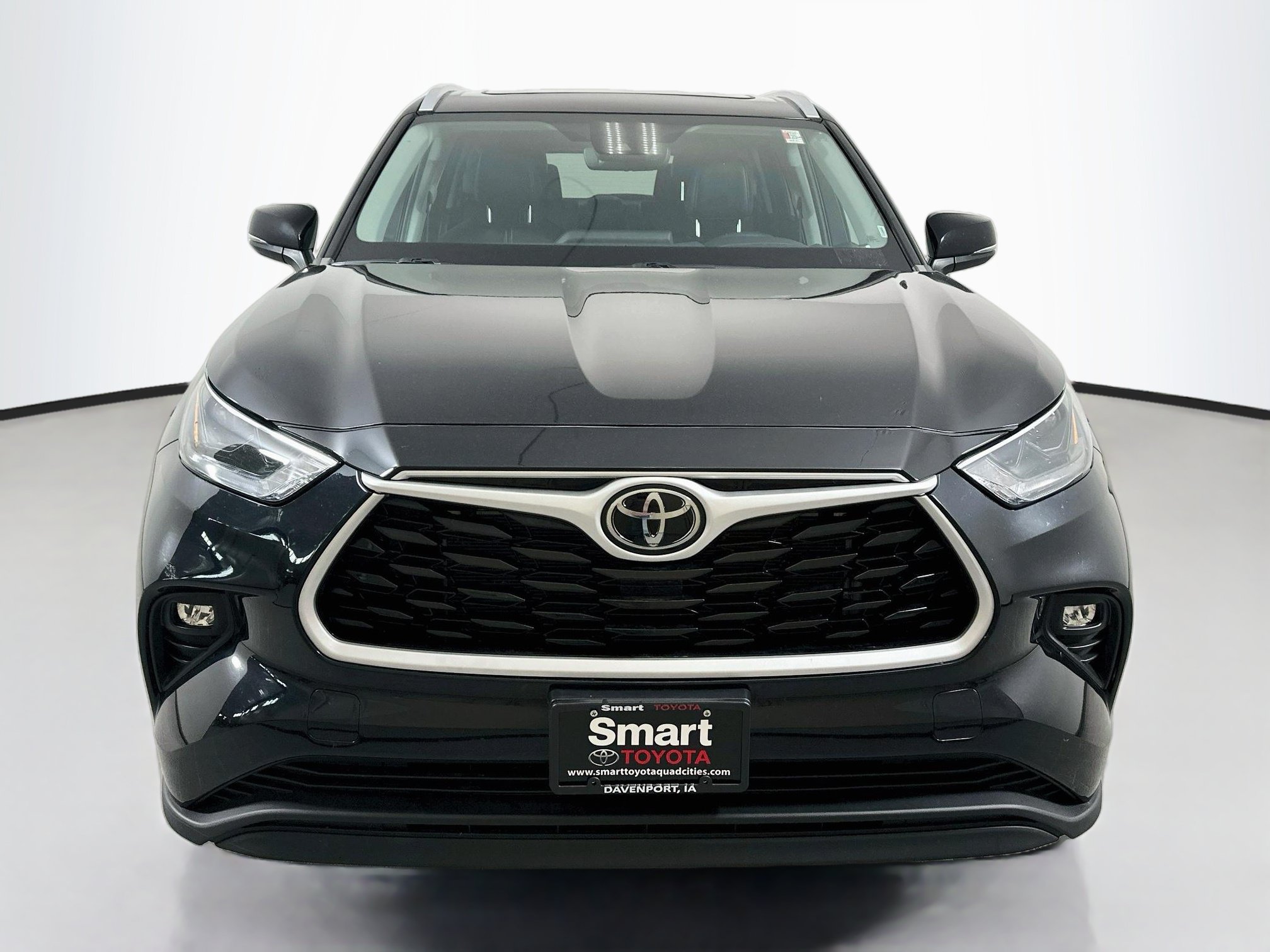 Used 2023 Toyota Highlander XLE AWD/4WD image 2