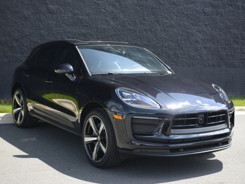 Certified 2026 Porsche Macan AWD/4WD image 9