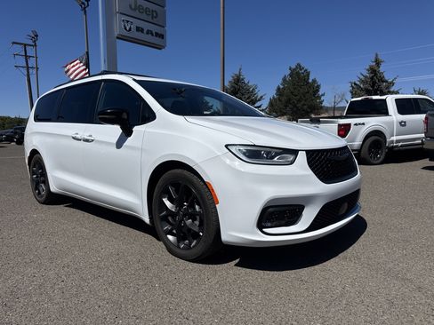 Used 2025 Chrysler Pacifica Limited FWD image 1