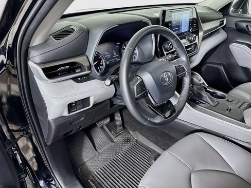 Used 2020 Toyota Highlander XLE FWD image 9
