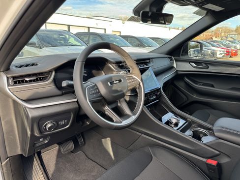 New 2025 Jeep Grand Cherokee Laredo X w/ Luxury Tech Group I image 9