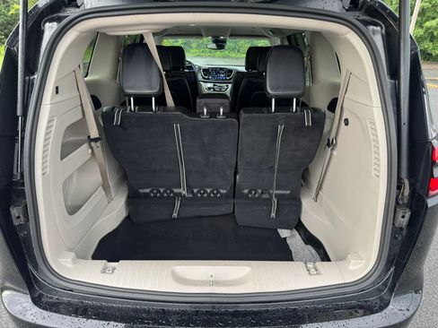 Used 2024 Chrysler Pacifica Touring-L FWD image 36