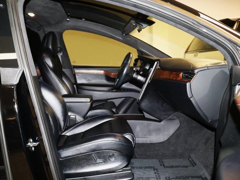 Used 2020 Tesla Model X image 23