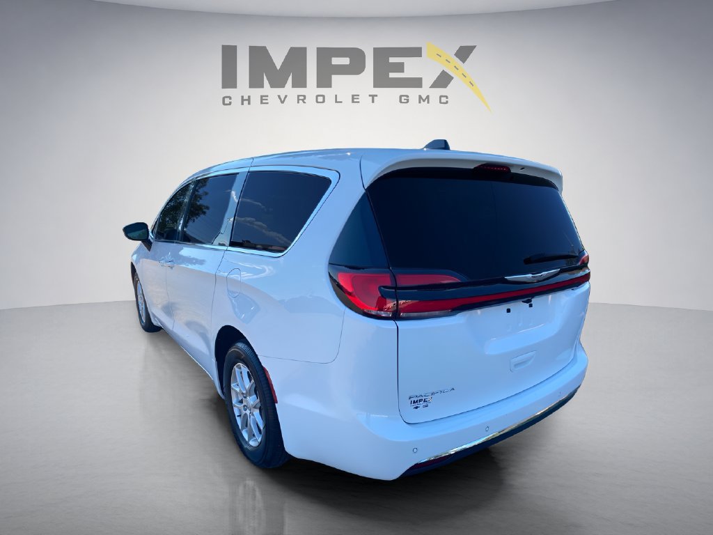 Used 2026 Chrysler Pacifica Select FWD image 3