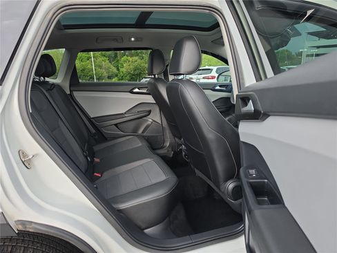 Used 2023 Volkswagen Taos SE w/ Panoramic Sunroof Package AWD/4WD image 28