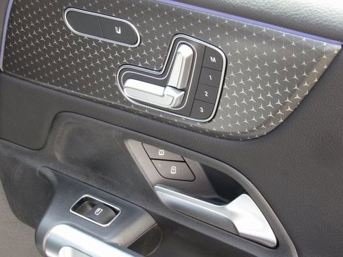 Used 2025 Mercedes-Benz GLB 250 4MATIC image 22