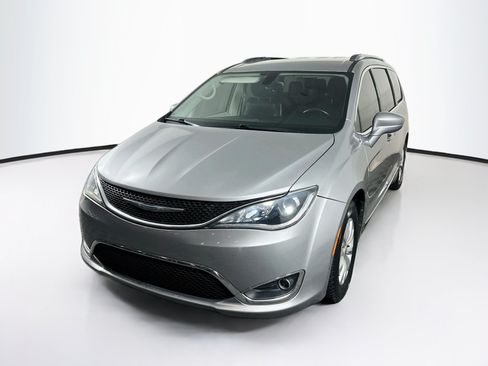 Used 2018 Chrysler Pacifica Touring-L FWD image 3