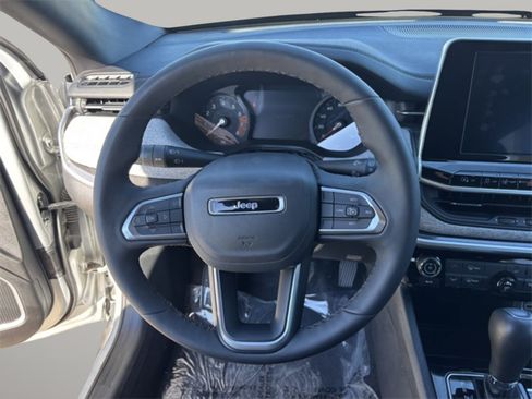 Used 2025 Jeep Compass Latitude image 11
