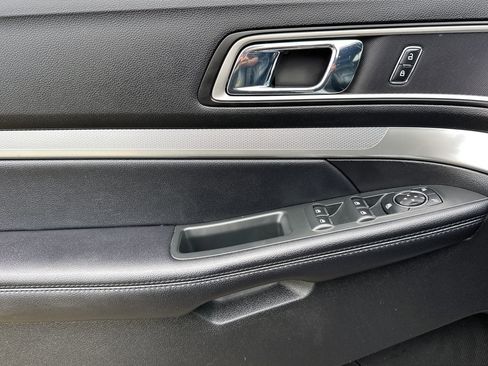 Used 2016 Ford Explorer XLT w/ Equipment Group 202A image 10