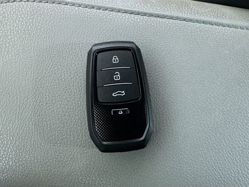 Used 2019 Toyota Camry XLE FWD image 17