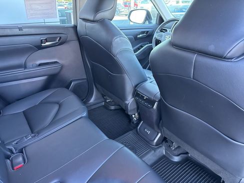 Used 2023 Toyota Highlander XLE image 26