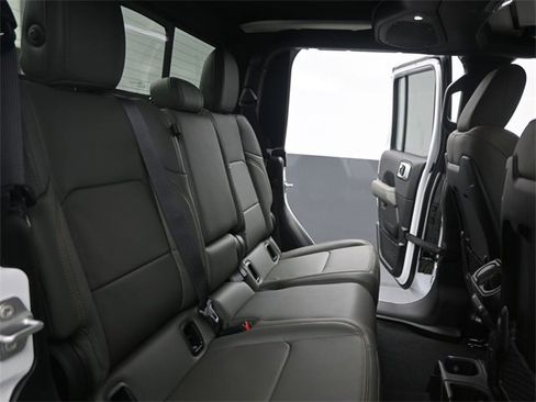 New 2025 Jeep Gladiator Mojave image 18