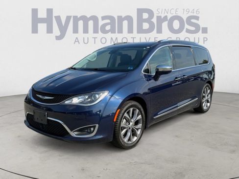 Used 2018 Chrysler Pacifica Limited w/ Tire & Wheel Group FWD image 7