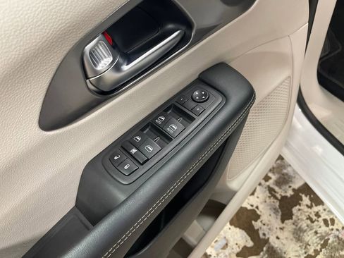 Used 2023 Chrysler Pacifica Touring-L FWD image 16