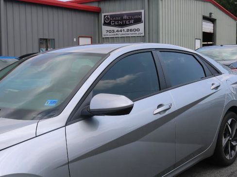 Used 2023 Hyundai Elantra SEL w/ Convenience Package FWD image 4