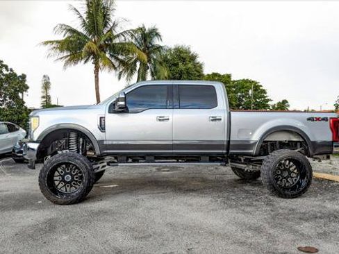 Used 2017 Ford F250 Lariat w/ Chrome Package image 3