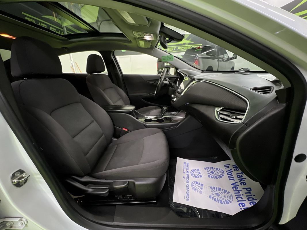 Used 2017 Chevrolet Malibu LT FWD image 28