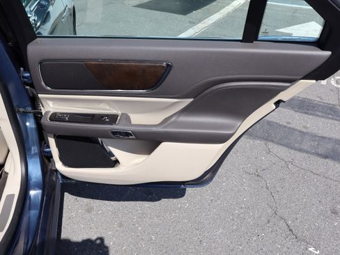 Used 2018 Lincoln Continental Select FWD image 32